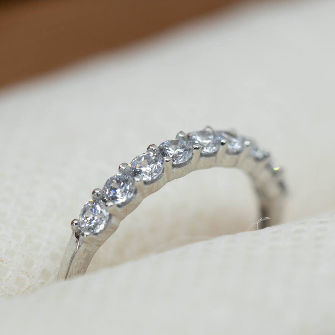 Anillo Cintillo Oro Blanco 18K Circón