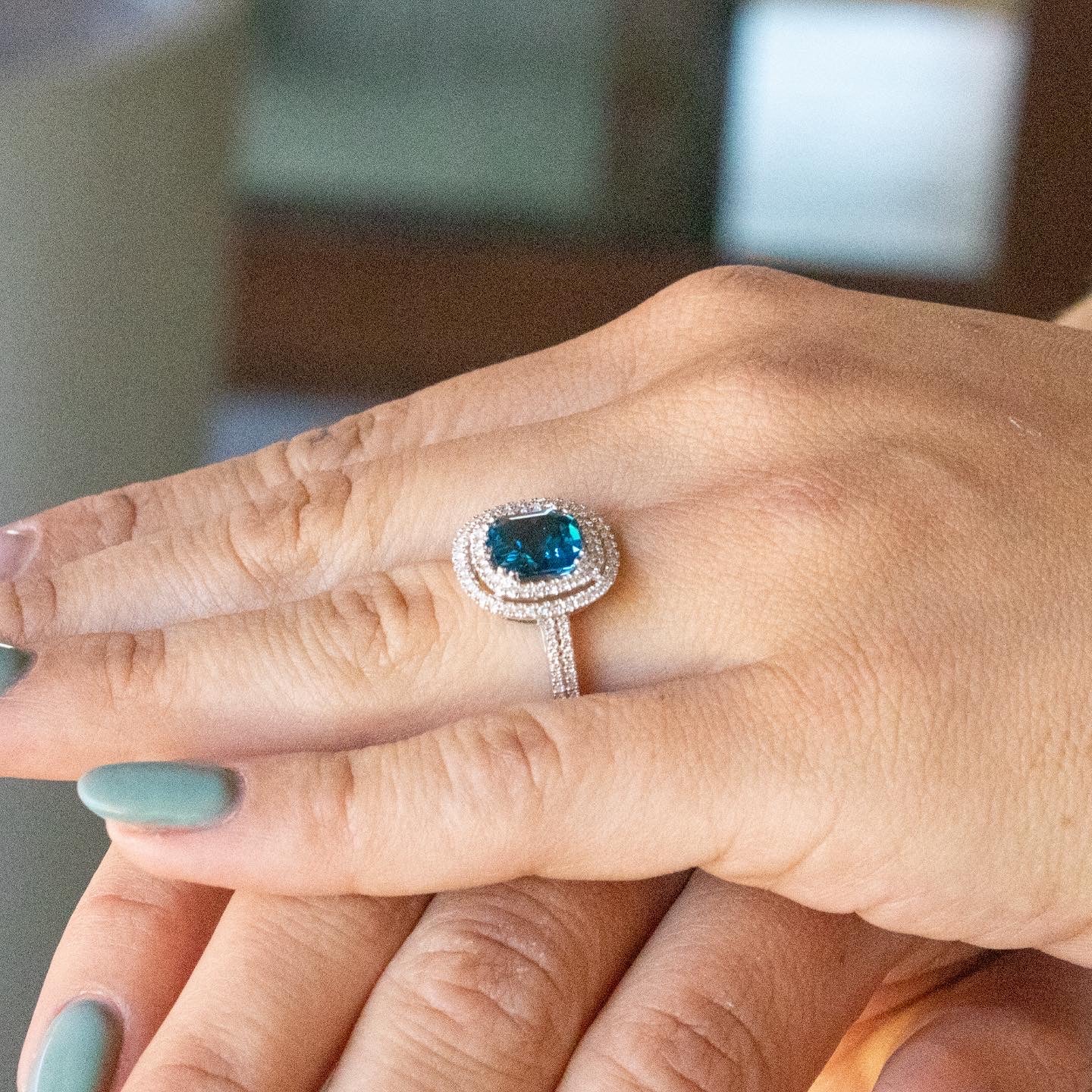 Anillo Diamantes Topacio Azul Oro Blanco 18K