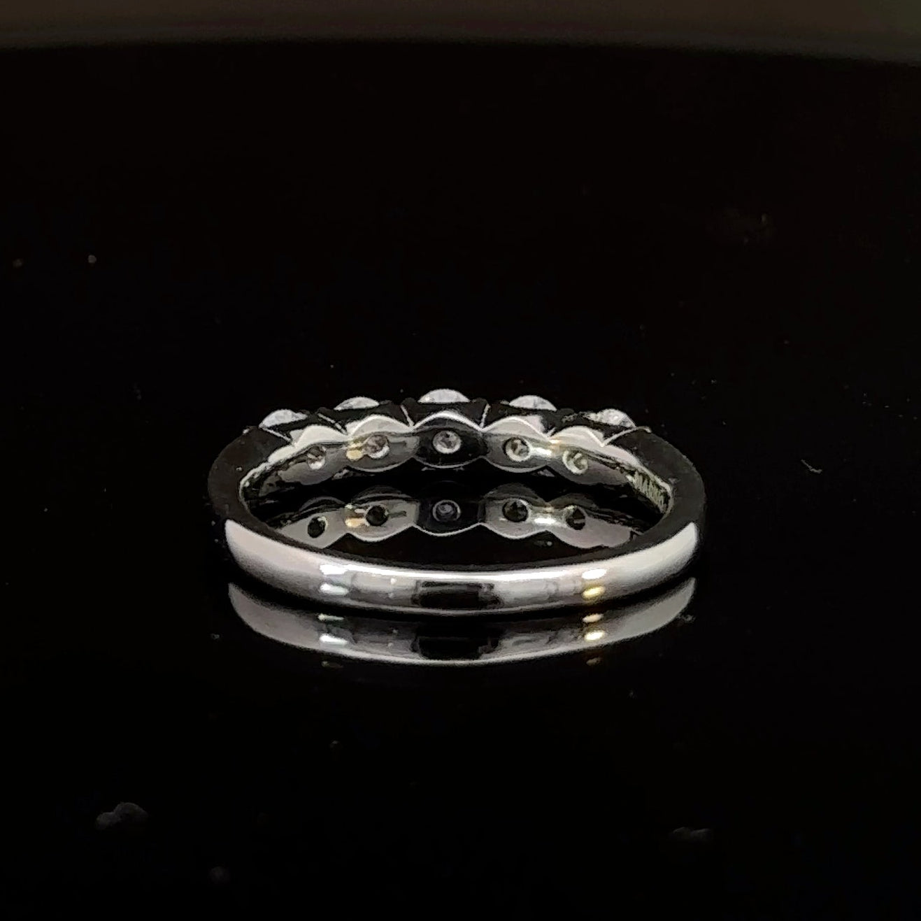 Anillo Cintillo Platino con Diamantes