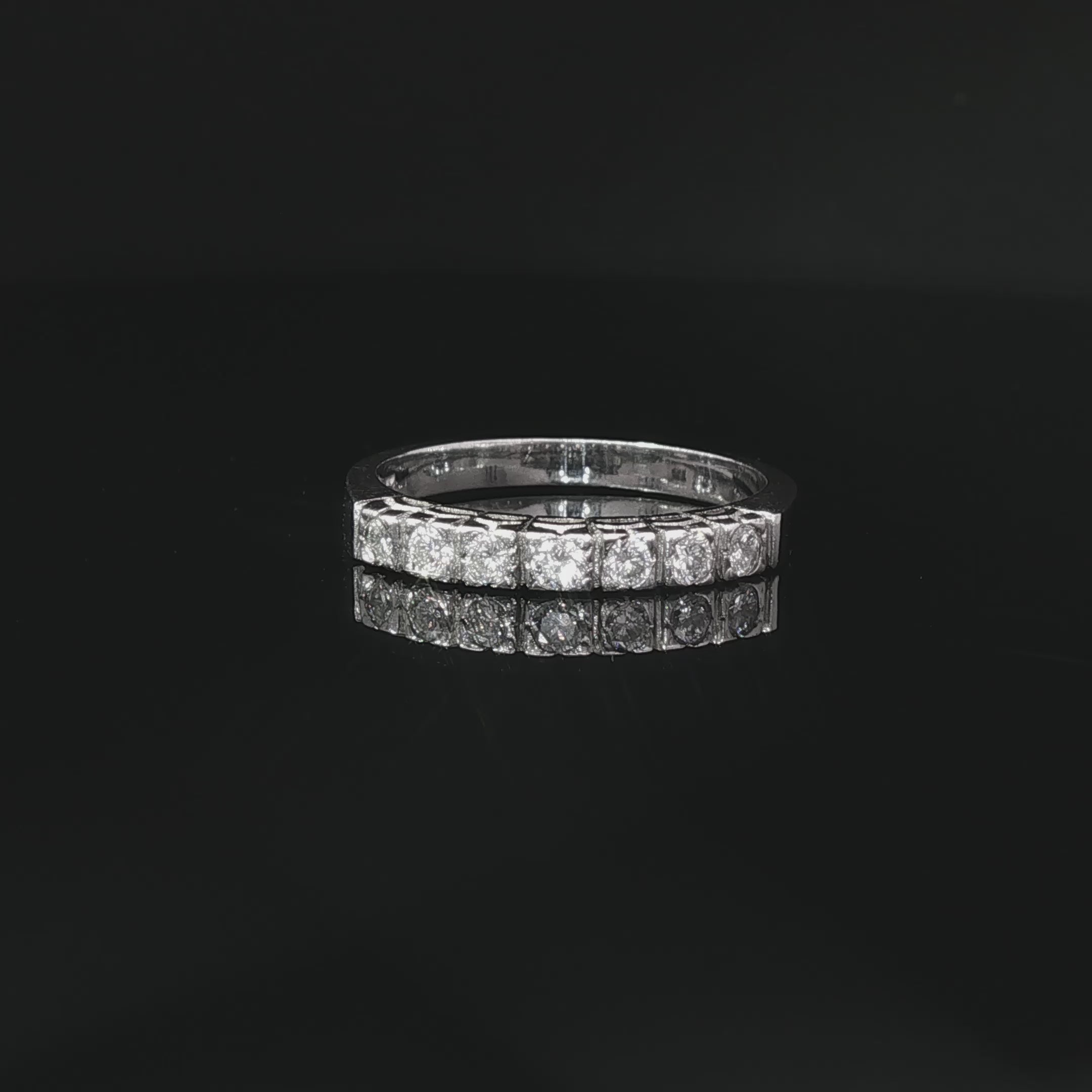 Anillo Medio Cintillo Diamantes Oro Blanco 18K