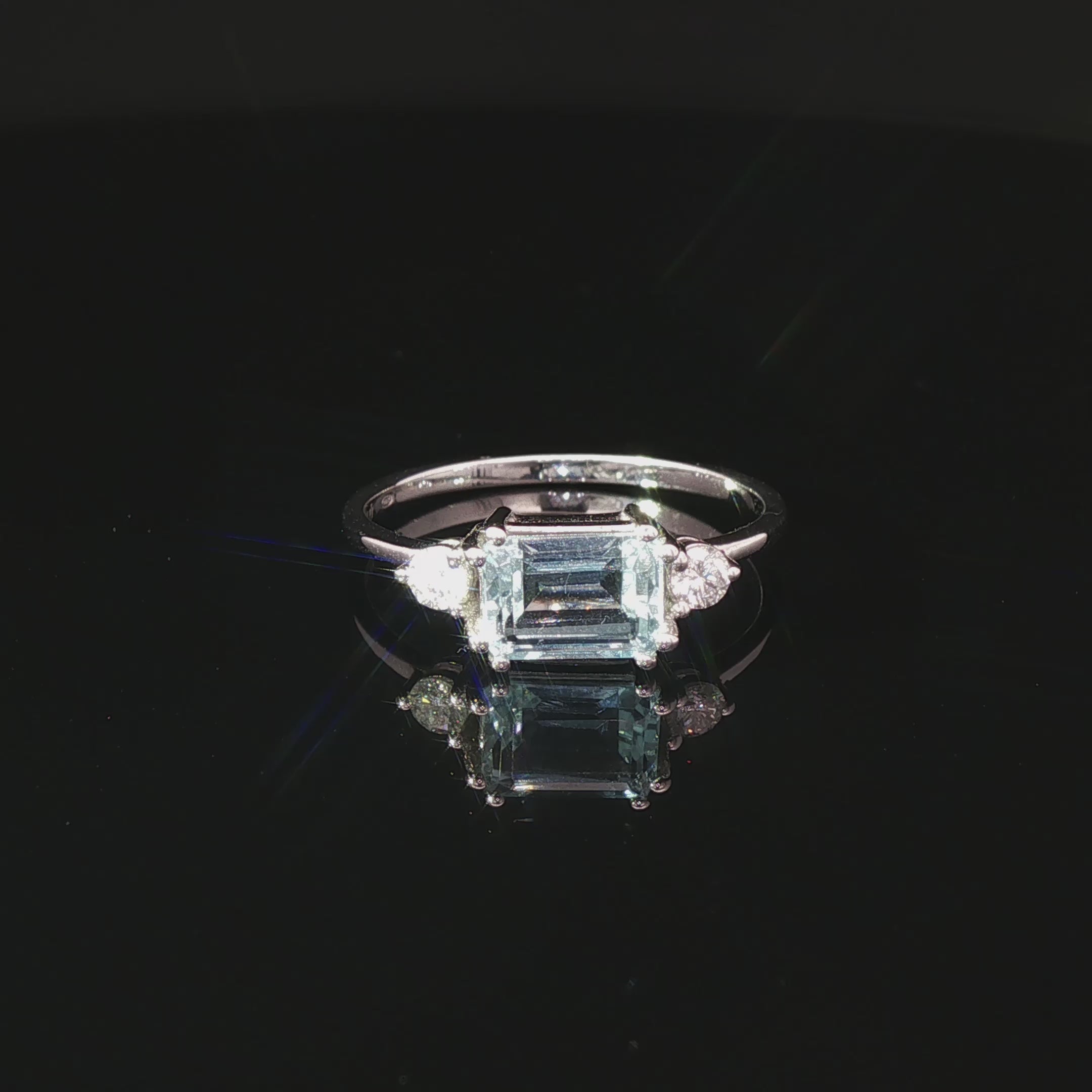 Anillo Agua Marina y Diamantes Oro Blanco 18K