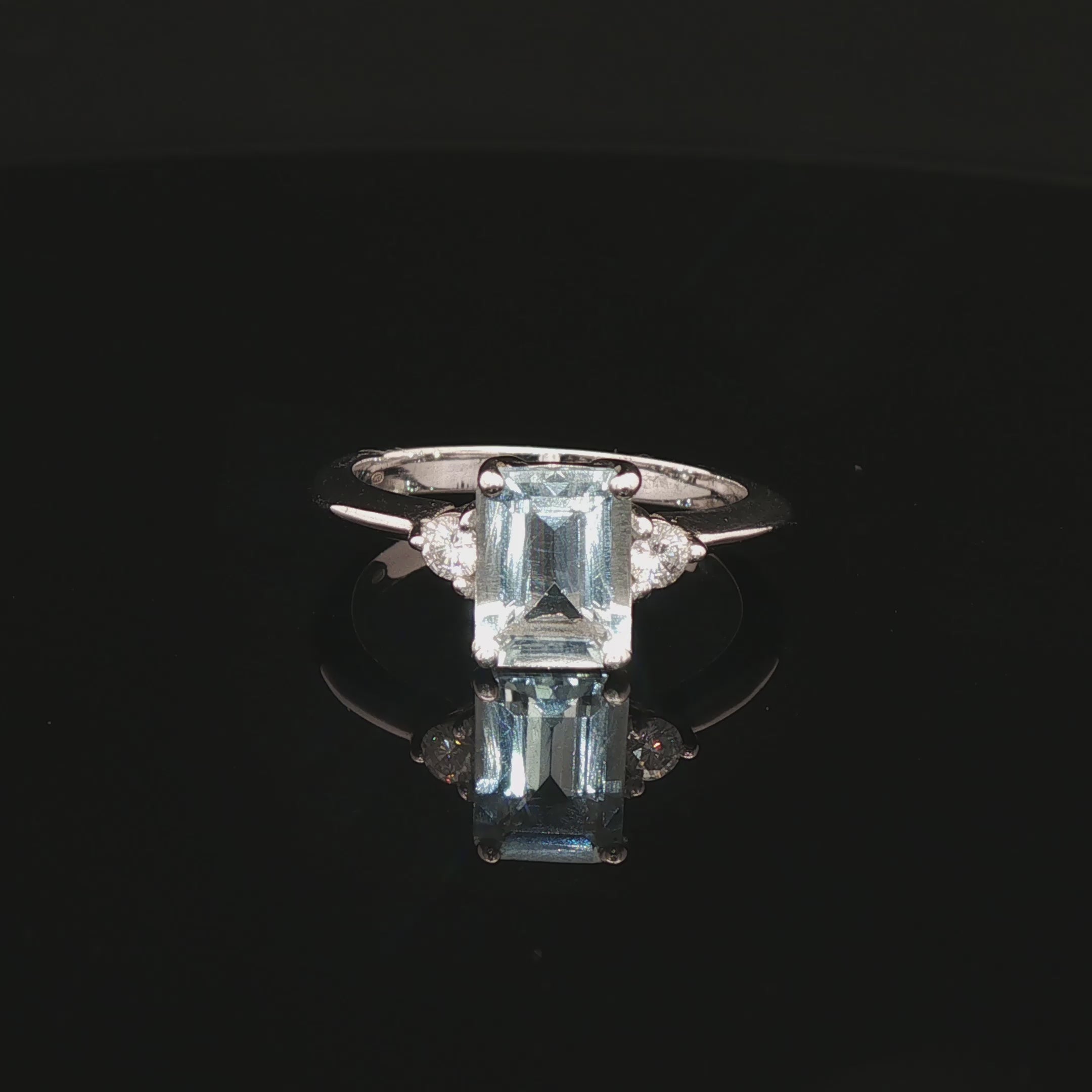Anillo Agua Marina y Diamantes Oro Blanco 18K